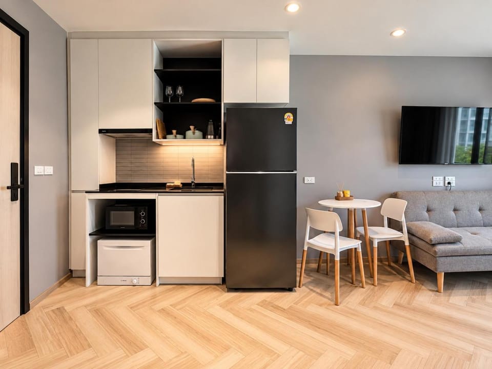 Kitchen or kitchenette, Seating area, Dining area, stove
