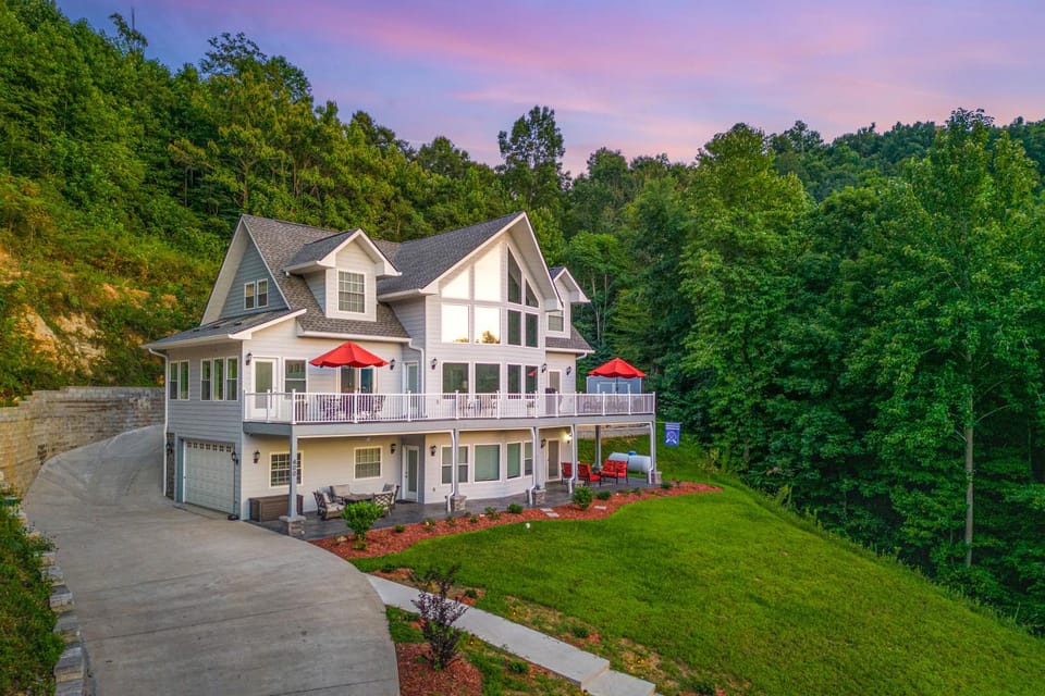Lake Norris Epic Aqua Haven Sleeps 8 - Deck - Grill House in Norris Lake