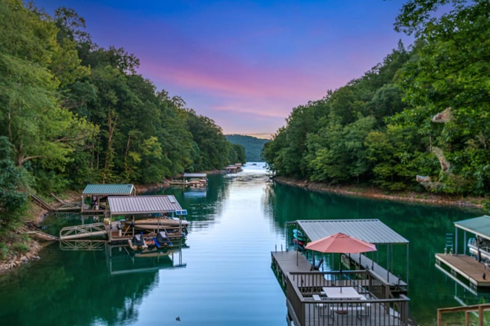 Lake Norris Epic Aqua Haven Sleeps 8 - Deck - Grill House in Norris Lake