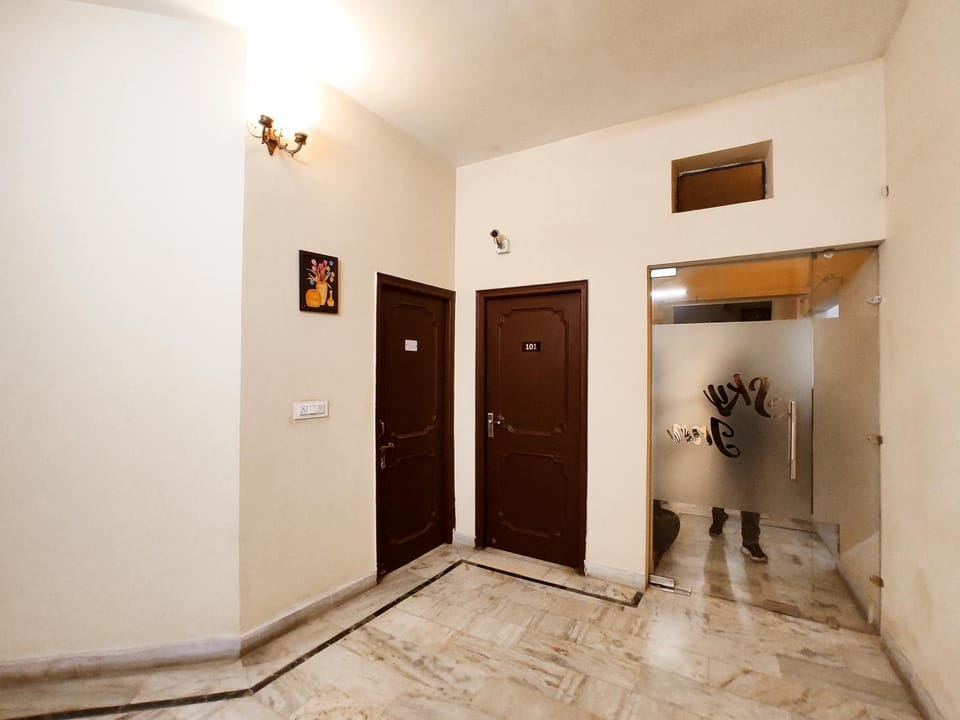 SKY INN GUEST HOUSE - Smart Budget Rooms Near DAV Collage, HMV, Maqsudan, Sabzi Mandi, Grain Market, NIT, Verka Plant, Workshop Chowk - For Corporates, Familes, Couples Hotel in Punjab, India