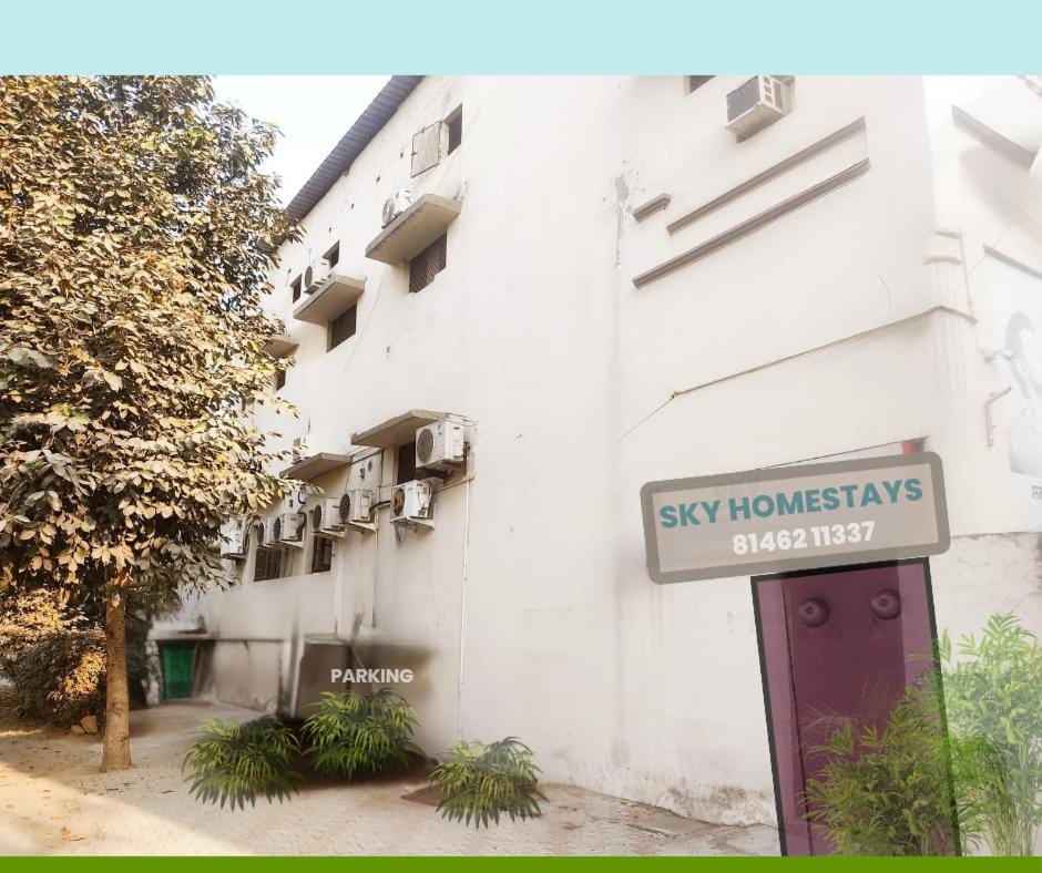 SKY INN GUEST HOUSE - Smart Budget Rooms Near DAV Collage, HMV, Maqsudan, Sabzi Mandi, Grain Market, NIT, Verka Plant, Workshop Chowk - For Corporates, Familes, Couples Hotel in Punjab, India