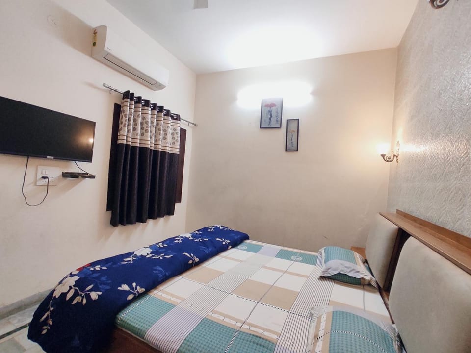 SKY INN GUEST HOUSE - Smart Budget Rooms Near DAV Collage, HMV, Maqsudan, Sabzi Mandi, Grain Market, NIT, Verka Plant, Workshop Chowk - For Corporates, Familes, Couples Hotel in Punjab, India