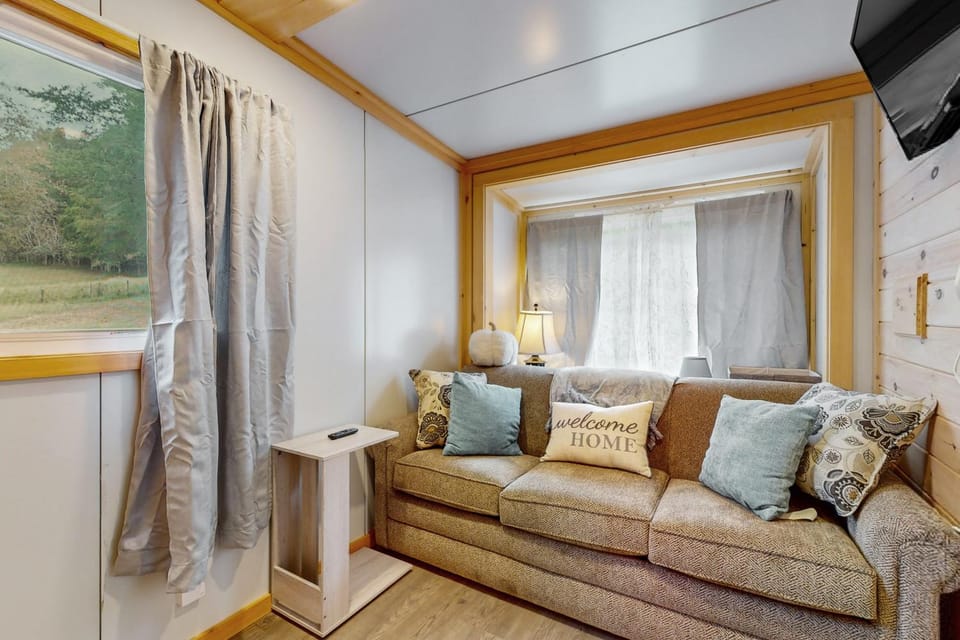 Charming Tiny Home Studio Sleeps 2 - Grill - Porch House in Norris Lake