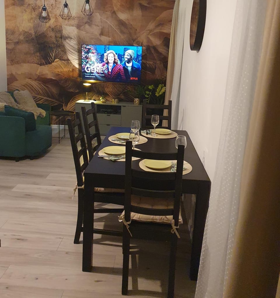 TV and multimedia, Living room, Seating area, Dining area