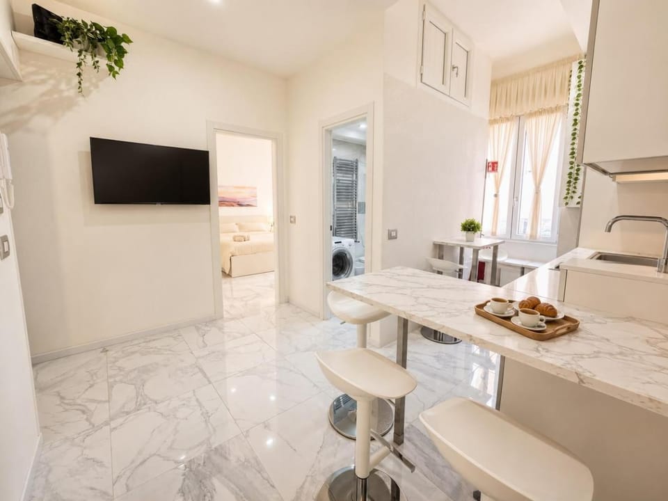 TV and multimedia, Kitchen or kitchenette, Living room, Seating area, Dining area