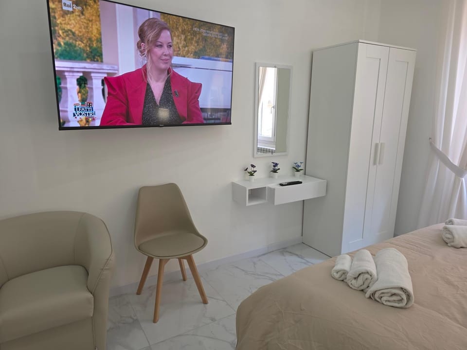 Bed, TV and multimedia, Photo of the whole room, Bedroom, towels, wardrobe