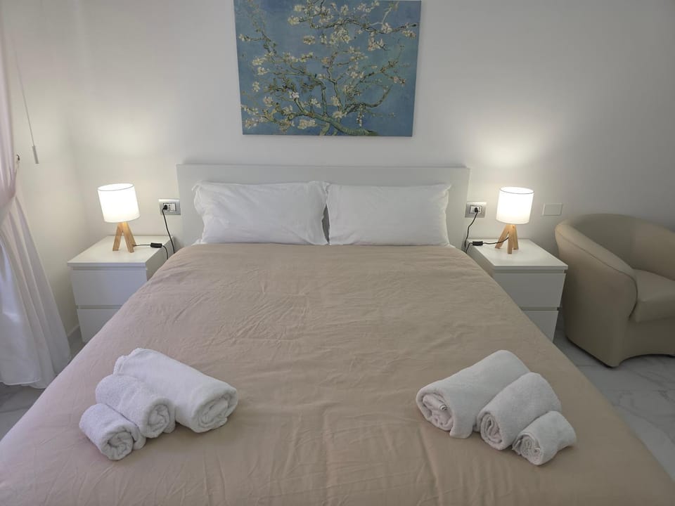 Bed, Photo of the whole room, Bedroom, towels