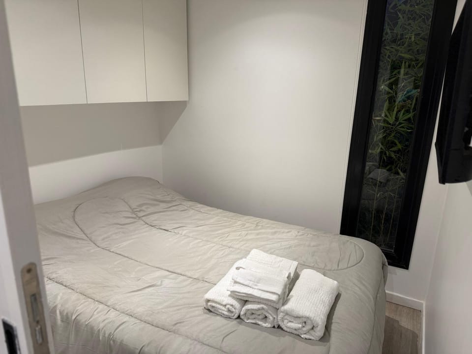 Bed, Bedroom, towels