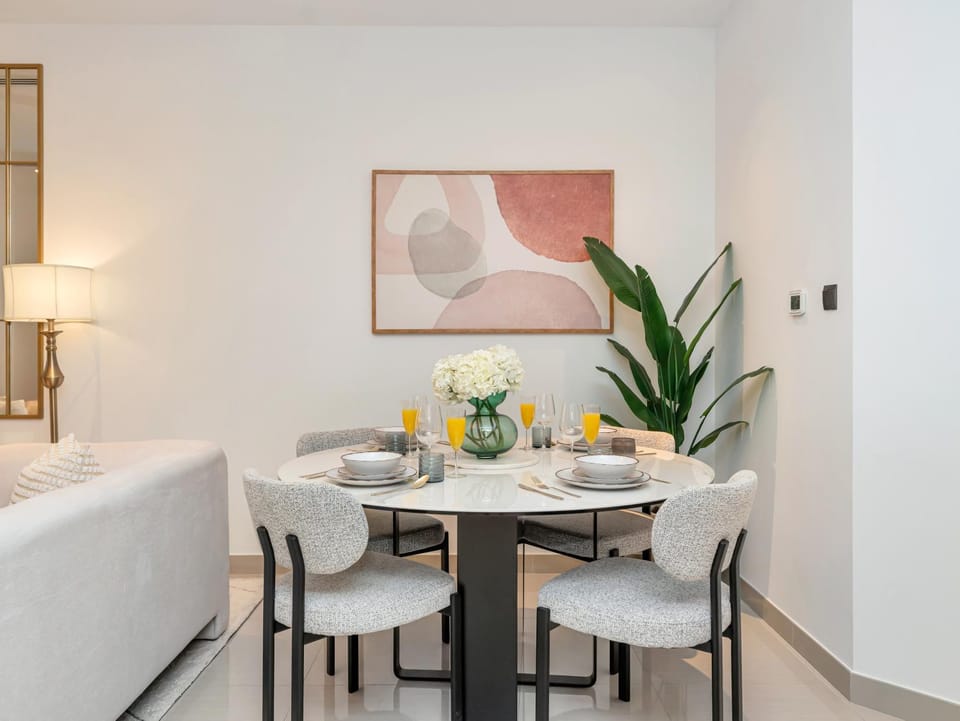 Food and drinks, Seating area, Dining area, Food, Dinner, Drinks