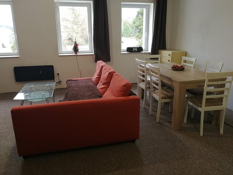 TV and multimedia, Living room, Seating area, Dining area