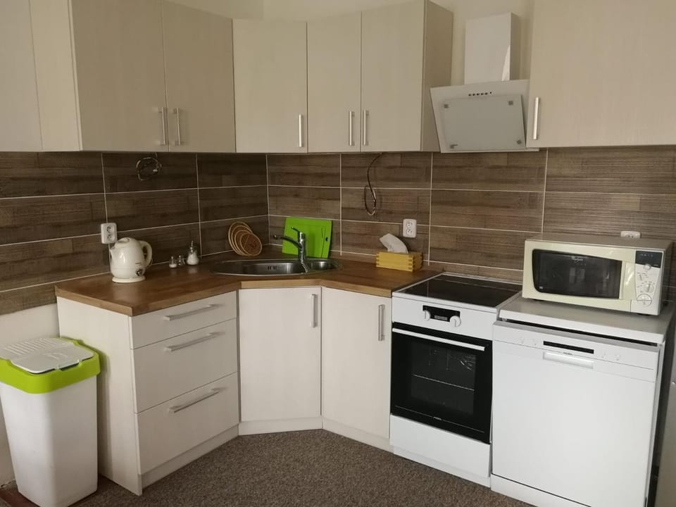Coffee/tea facilities, Kitchen or kitchenette, dishwasher, oven, pet friendly, stove