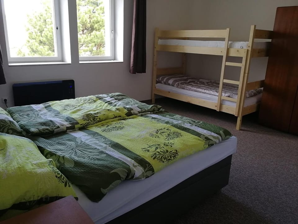 Bedroom, bunk bed
