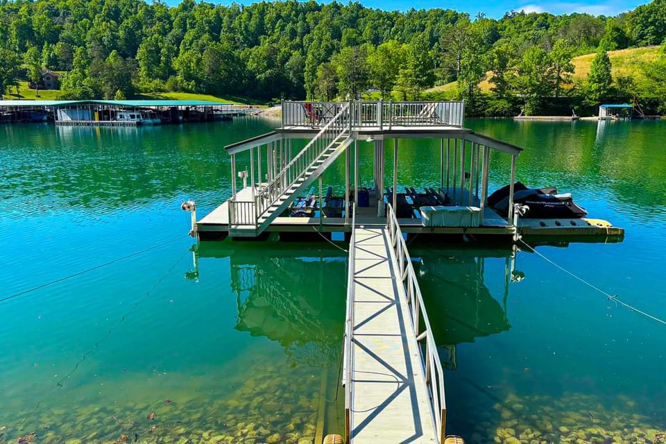 Lakefront Cabin Sleeps 14 - 2 Level Dock - Sun Deck Cabin in Norris Lake
