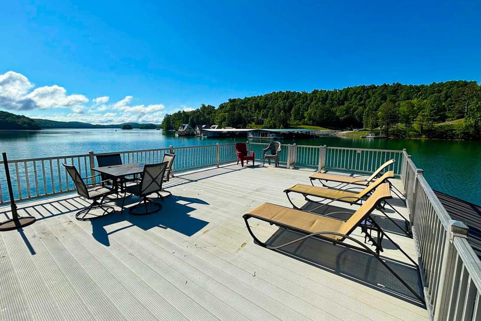 Lakefront Cabin Sleeps 14 - 2 Level Dock - Sun Deck Cabin in Norris Lake