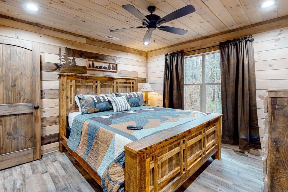 Cozy Cabin Stay Sleeps 12 - Pool - Hot Tub - Movie Room Cabin in Sevier County