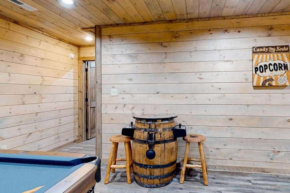 Cozy Cabin Stay Sleeps 12 - Pool - Hot Tub - Movie Room Cabin in Sevier County