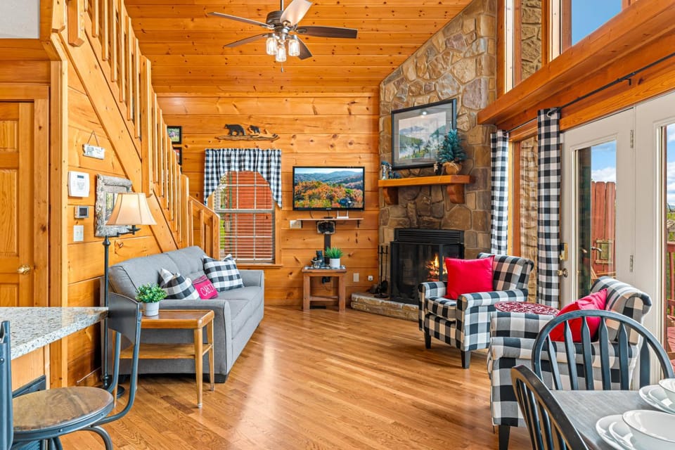 Cozy Mtn Cabin Sleeps 10 - Stunning Views - Games Cabin in Sevier County
