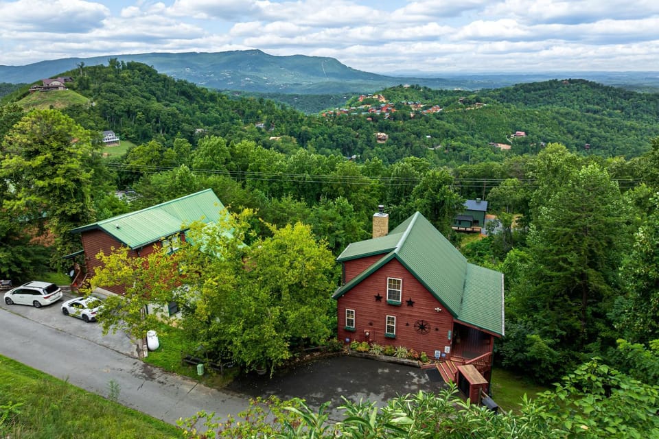 Cozy Mtn Cabin Sleeps 10 - Stunning Views - Games Cabin in Sevier County