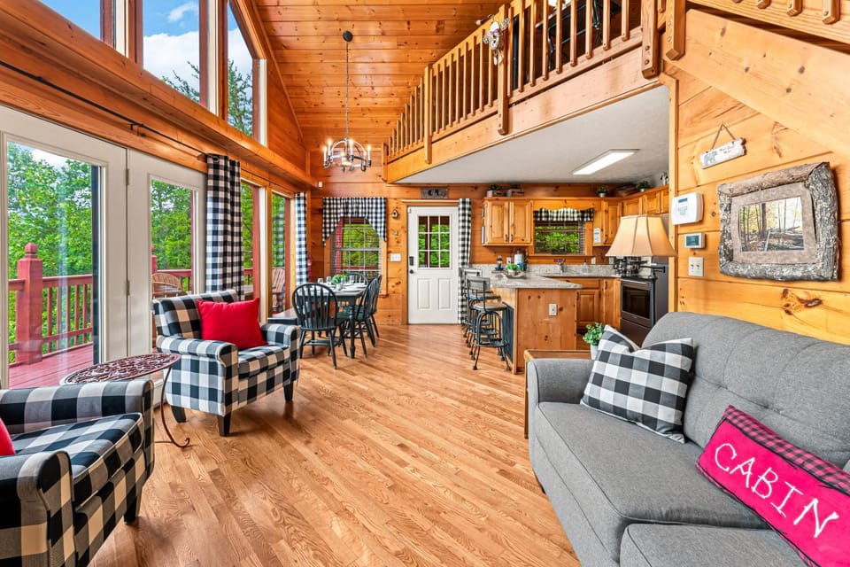 Cozy Mtn Cabin Sleeps 10 - Stunning Views - Games Cabin in Sevier County