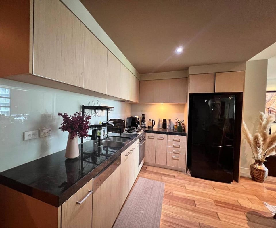 Coffee/tea facilities, Kitchen or kitchenette, dishwasher, oven, stove, toaster