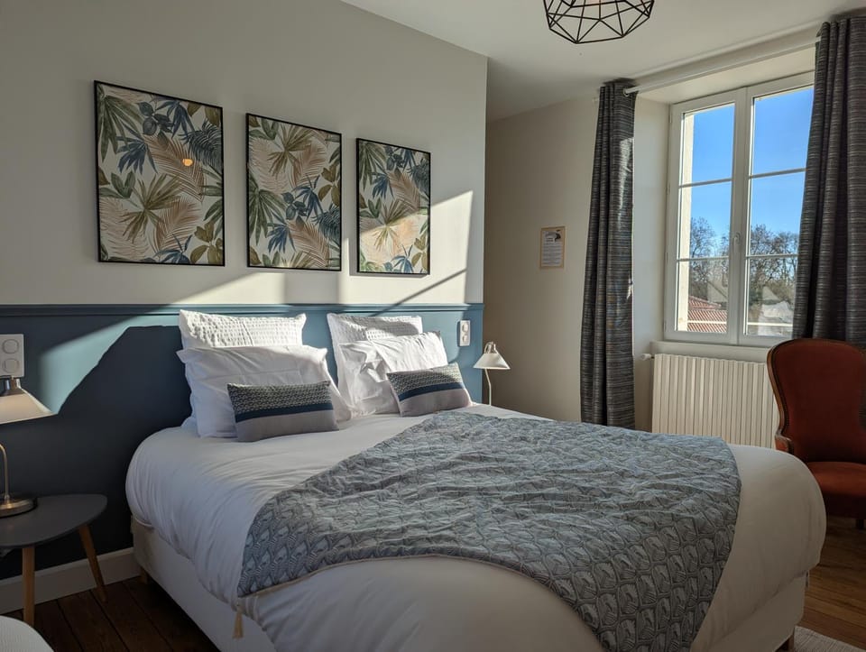 Bed, Photo of the whole room, Sunrise