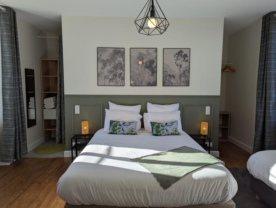 Bed, Photo of the whole room, Bedroom