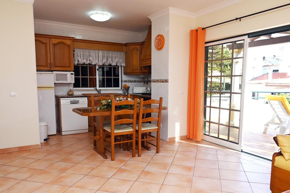Kitchen or kitchenette, Dining area, dishwasher