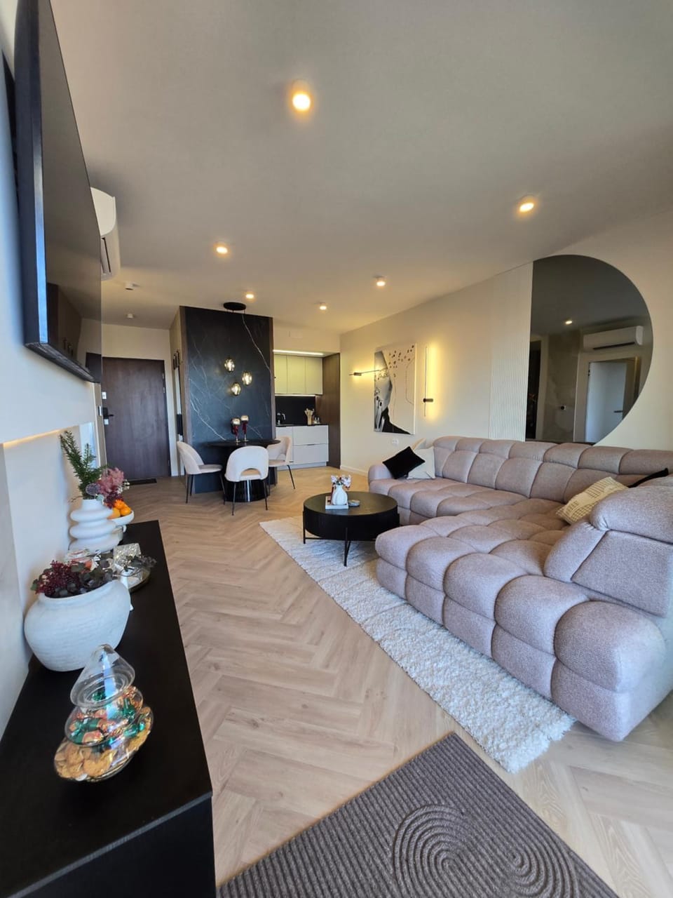 Living room, Seating area, Evening entertainment