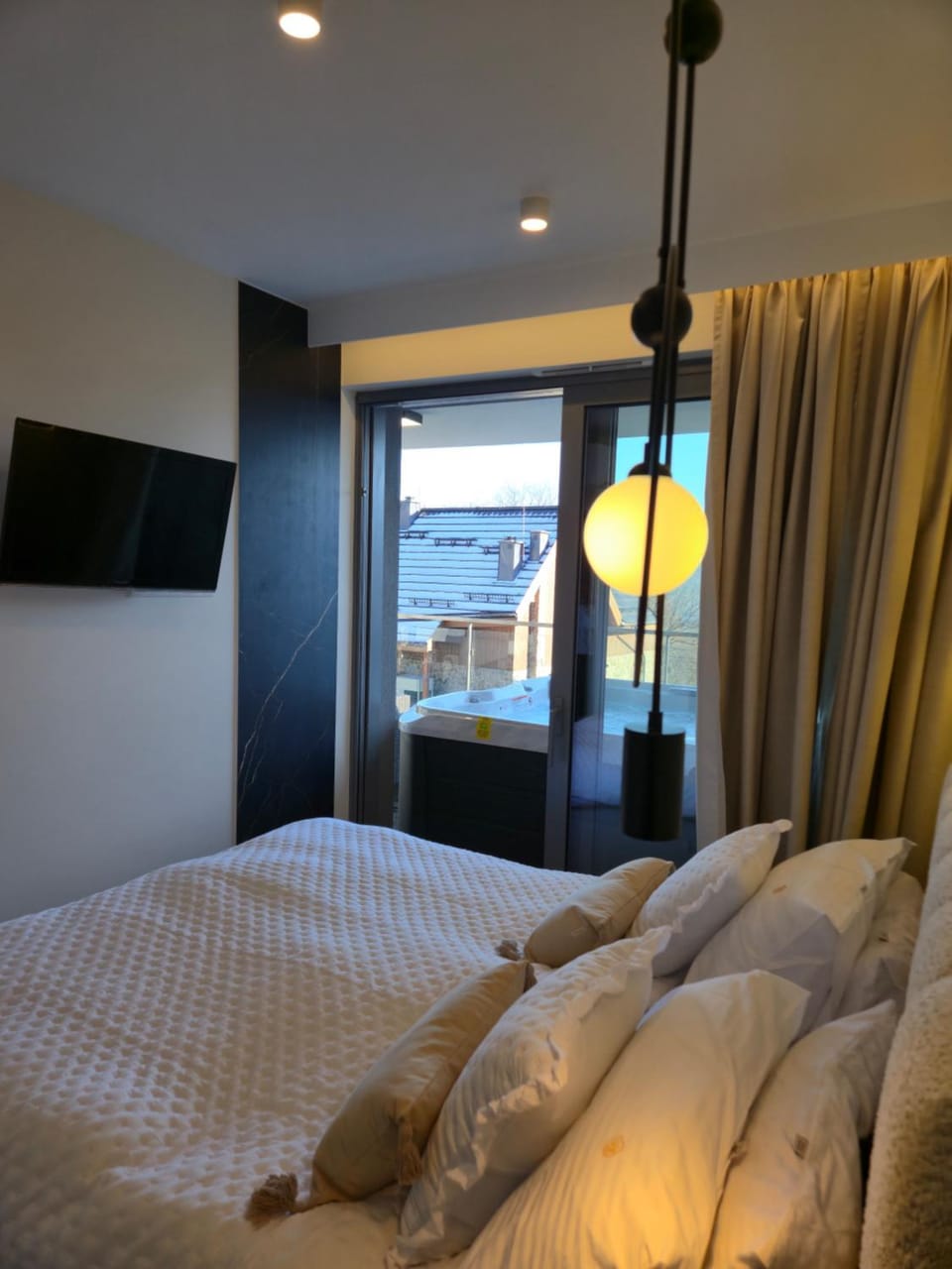 Bed, TV and multimedia, Bedroom