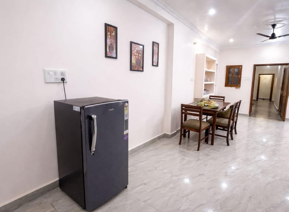 Kitchen or kitchenette, Dining area, oven
