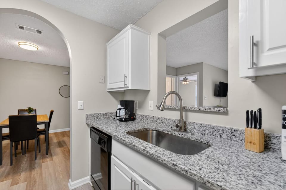 Comfy stay with patio and laundry near Atlanta Apartment in Stockbridge