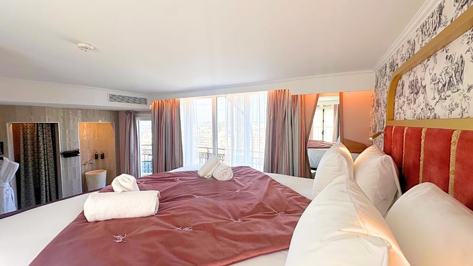 Bed, Bedroom, towels