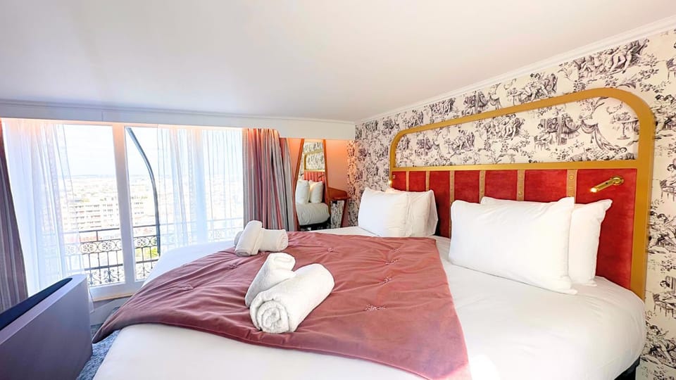 Bed, Bedroom, towels