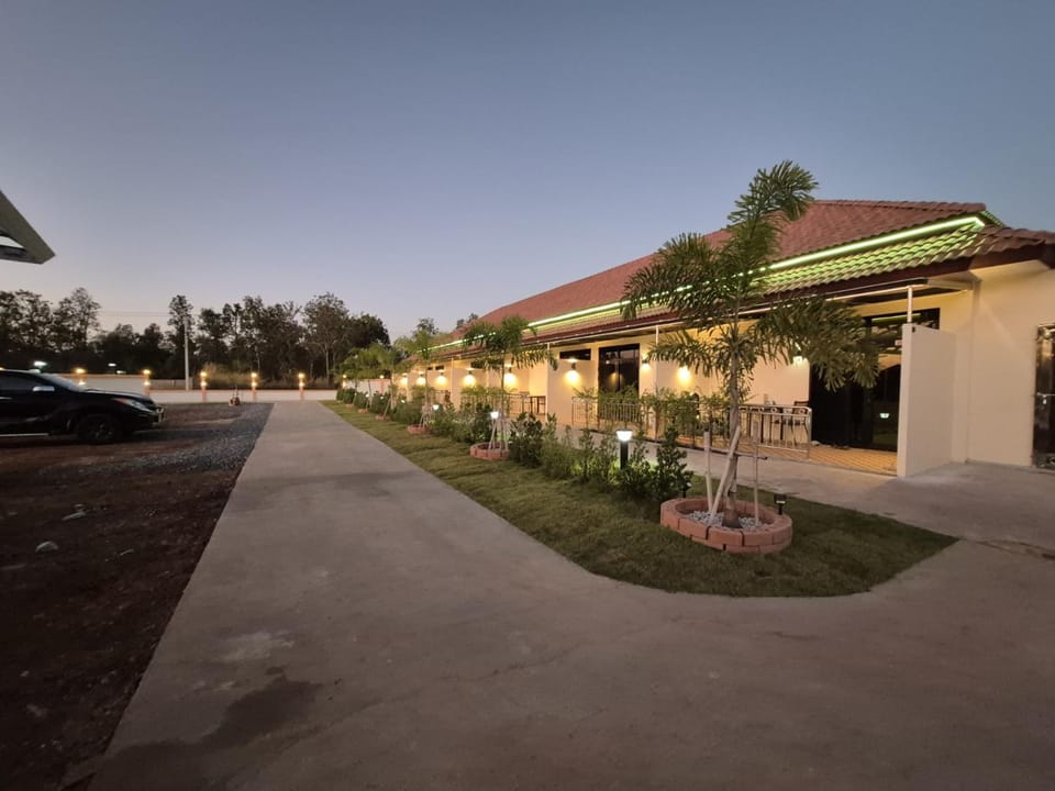 Property building, Garden, Garden view, Parking
