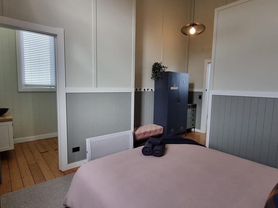 Bathroom, Bedroom, towels