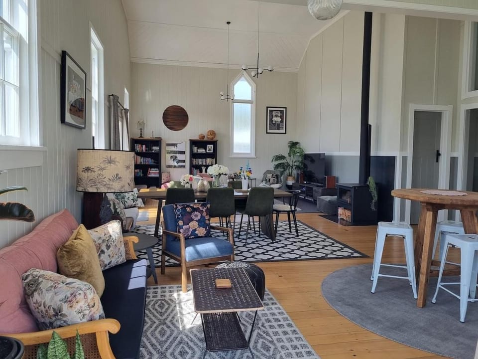 Living room, Seating area, Dining area, fireplace