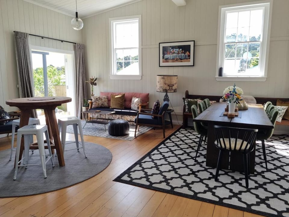 Seating area, Dining area