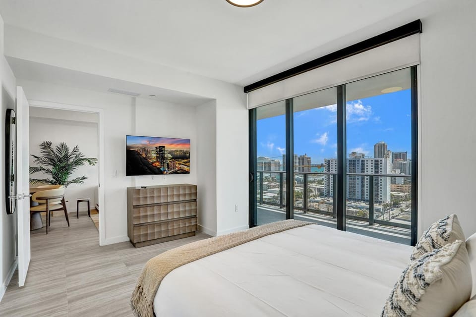 Bed, TV and multimedia, Bedroom