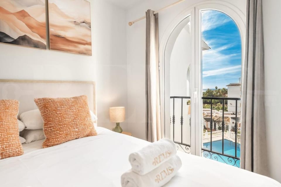 Bed, Pool view