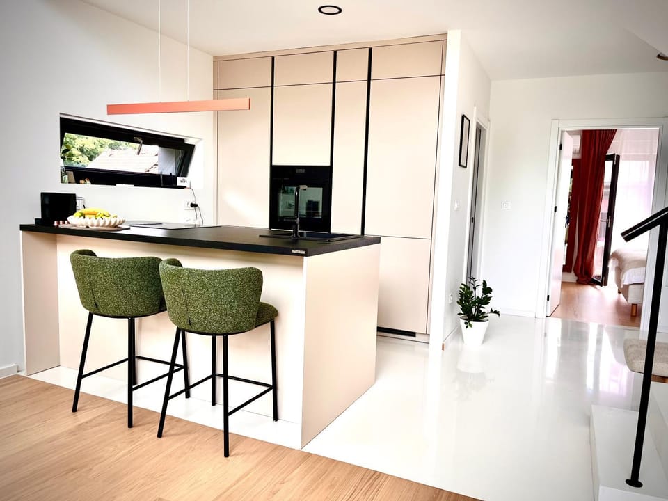 Kitchen or kitchenette, Dining area, minibar, oven, pet friendly, stove