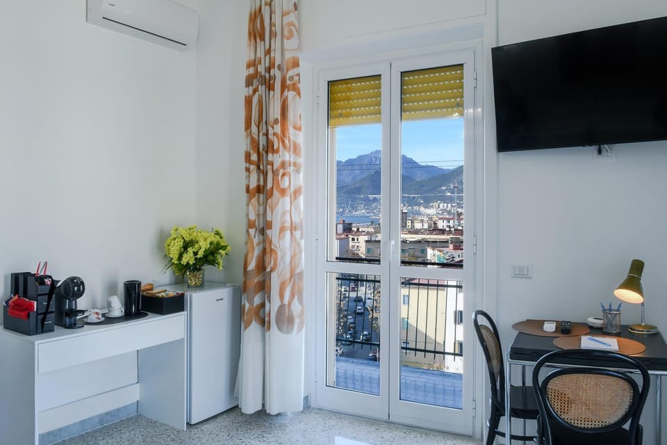 Food close-up, Neighbourhood, Natural landscape, TV and multimedia, Coffee/tea facilities, Dining area, Mountain view, Seasons, Sunset