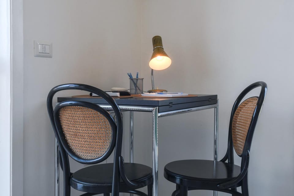 Nearby landmark, Photo of the whole room, Seating area, Dining area, On site, Landmark view, Breakfast, Seasons, Location, hair dresser
