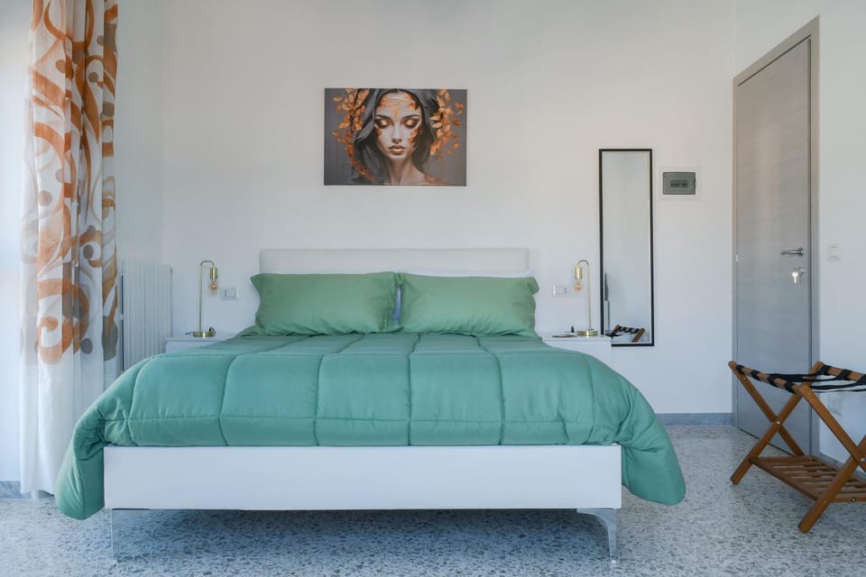 Property building, Nearby landmark, Bed, Winter, Photo of the whole room, Decorative detail, Evening entertainment, Bedroom, Landmark view, Entertainment, internet