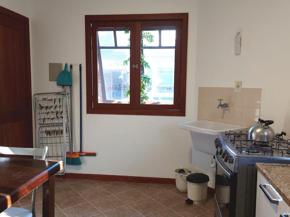 Kitchen or kitchenette, Dining area, stove