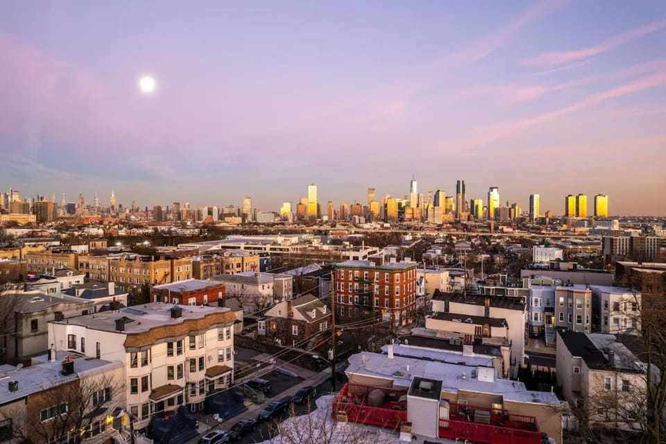 Luxury Stay Minutes from Manhattan Modern 2BR Apartment in Jersey City