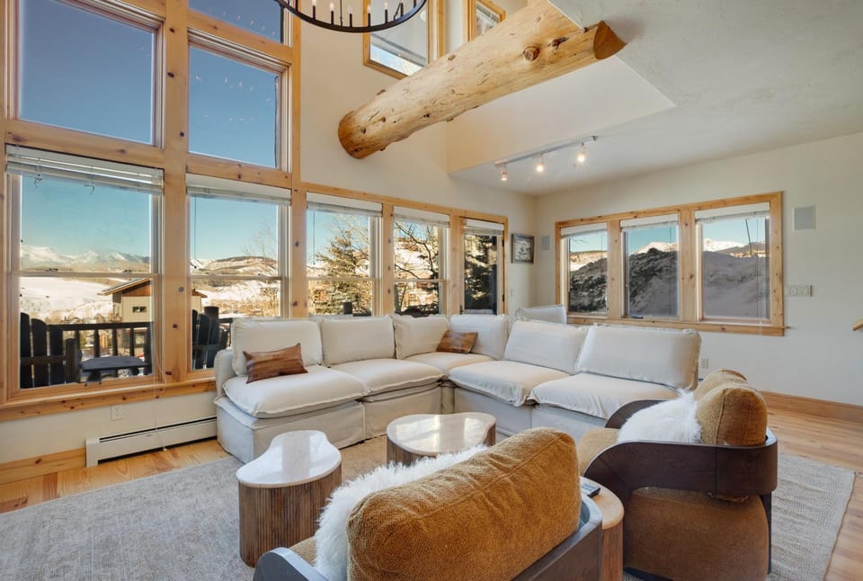 Walk to Lift! Luxe, Updated CBMR Home w/ Mtn Views House in Colorado