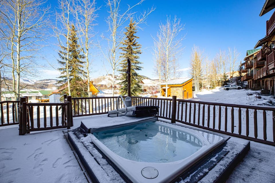 Walk to Lift! Luxe, Updated CBMR Home w/ Mtn Views House in Colorado