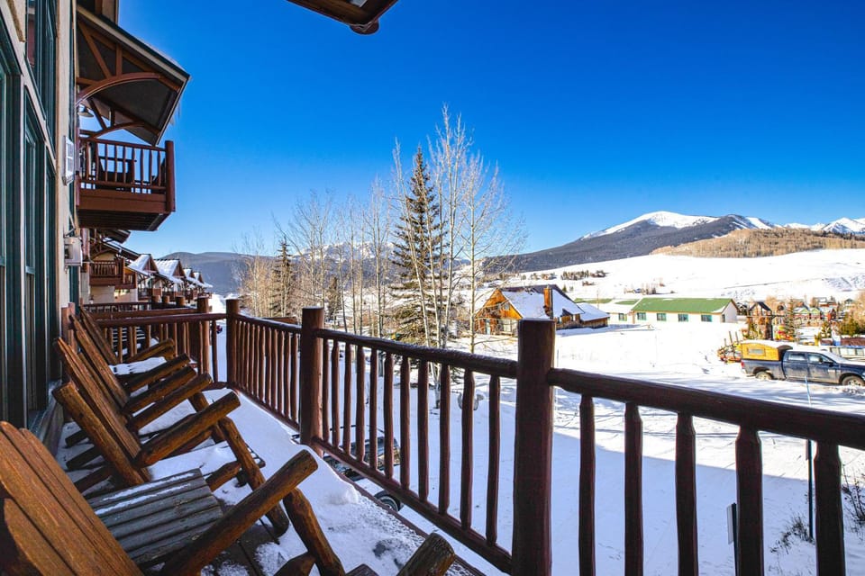 Walk to Lift! Luxe, Updated CBMR Home w/ Mtn Views House in Colorado