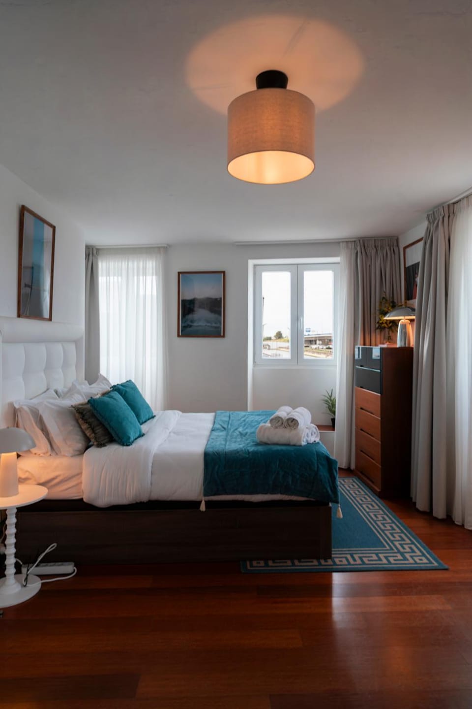 Bed, Living room, Bedroom, towels