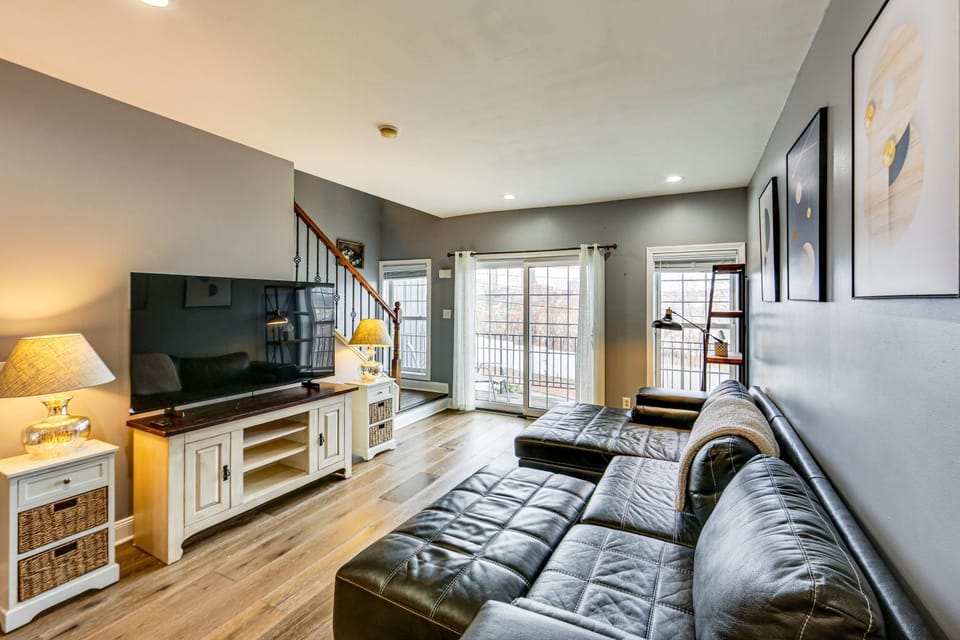 2 Mi to Market Sq! Row House w/ Dedicated Office House in Pittsburgh